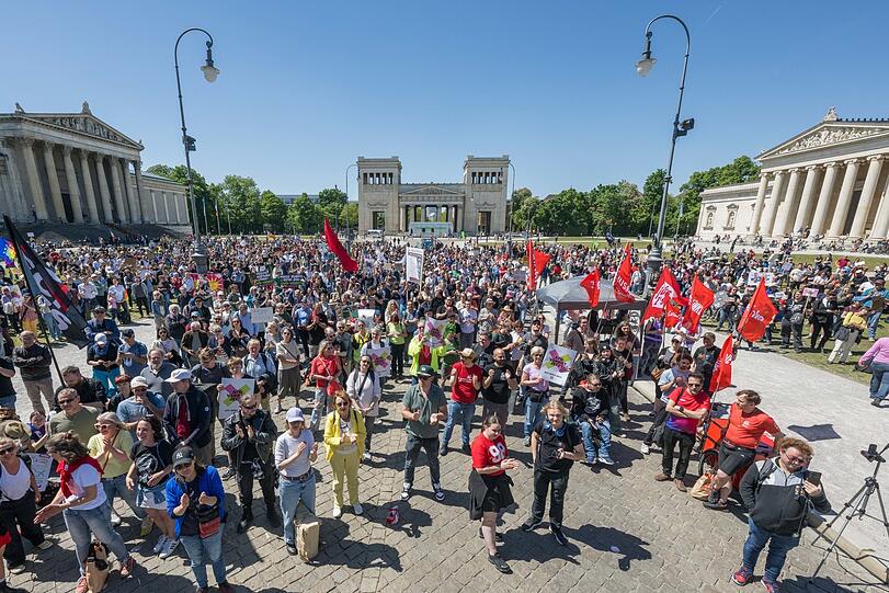 Zahlreiche Demonstranten haben sich bei einer Demonstration im Rahmen eines bundesweiten Aktionstags unter dem Motto «Keine Ausreden mehr - AfD-Verbot jetzt!» am Königsplatz versammelt. Dazu aufgerufen haben das Bündnis «Zusammen gegen rechts» gemeinsam mit der Kampagne «AfD-Verbot-Jetzt» und weiteren zivilgesellschaftlichen Organisationen.