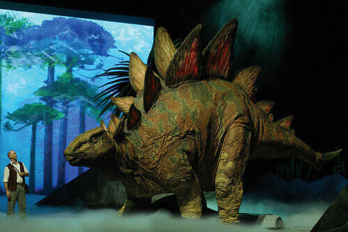 Die Menschlein auf den Fotos machen die Dimensionen von &bdquo;Walking with Dinosaurs&ldquo; deutlich...: