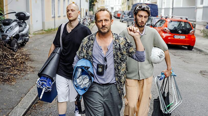 Stadtsheriff Eddie Kolozecik (Maximilian Br&uuml;ckner, Mitte) hat die zwei Drogendealer Moritz (Emil Vorbrugg, links) und Max (Julian Baschab) festgenommen. Ob das f&uuml;r die ersehnte Bef&ouml;rderung reicht?