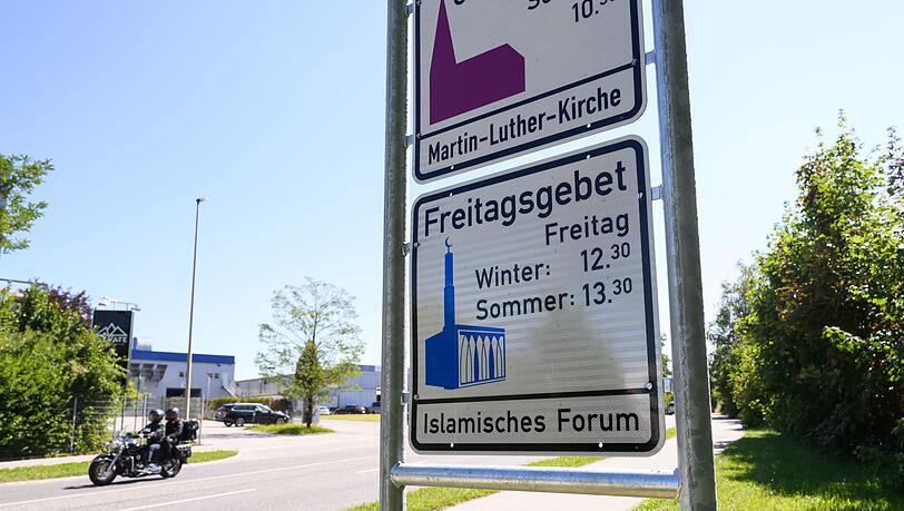 Die letzten drei Hinweisschilder für das Freitagsgebet in Penzberg sind beschmiert worden. (Archivbild) Die letzten drei Hinweisschilder für das Freitagsgebet in Penzberg sind beschmiert worden. (Archivbild)