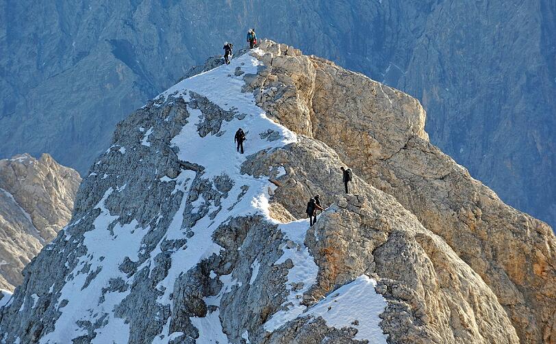 Die Schneedecke
von nicht einmal 20 Zentimetern auf der Zugspitze ist noch vom
Oktober, den gesamten November fiel nicht eine Schneeflocke vom
Himmel.