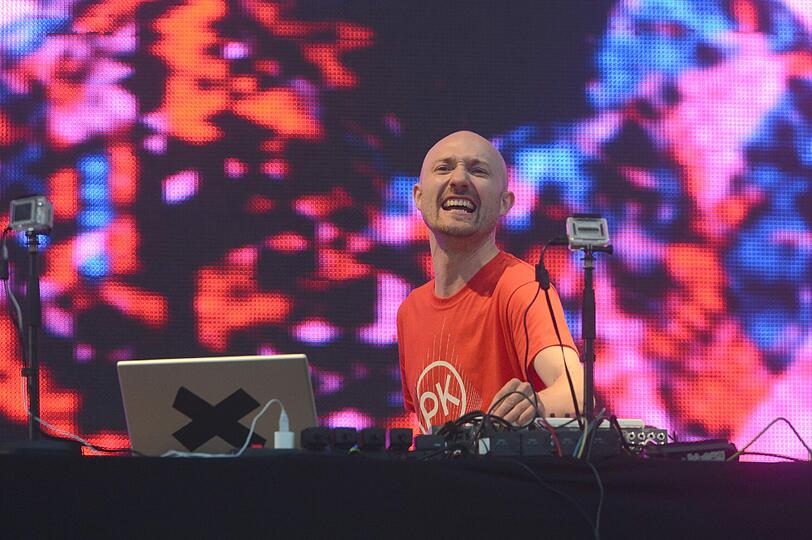 Wolkenbruch und Matsch statt "sky" und "sand" - trotzdem feiern am Sonntag 20.000 Fans den Berliner DJ Paul Kalkbrenner am Königsplatz.