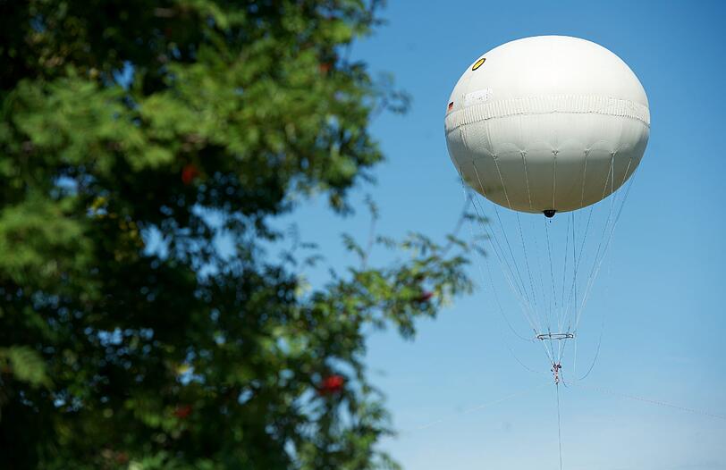 Über 320 Millionen Euro gingen flöten, als Carl-Heinrich von Gablenz&rsquo; Cargolifter AG 2002 (Foto links) Insolvenz anmeldete. Doch von Gablenz gibt den Traum, schwere Lasten auf ungewöhnliche Art zu transportieren, nicht auf. Zurzeit arbeitet er in Bitterfeld an Entwicklungen zu einem Ballon-Kransystem. Eine Konstruktion aus Winden, Seilen und einem Ballon soll Dutzende Tonnen Fracht bewegen können. &bdquo;Rotorblätter für Windkrafträder könnten so mühelos über unwegsames Gelände geflogen werden&ldquo;, sagt von Gablenz. Kräne würden ersetzbar.