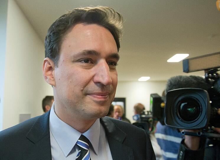 Dazu bekommt Söder Georg Eisenreich: Der 42-jährige Münchner Bildungspolitiker ist Neuling im Kabinett, eloquent und zählt zu den unbestrittenen Nachwuchstalenten der CSU. Zudem übt er sich gerne als Hobby-Kabarettist.