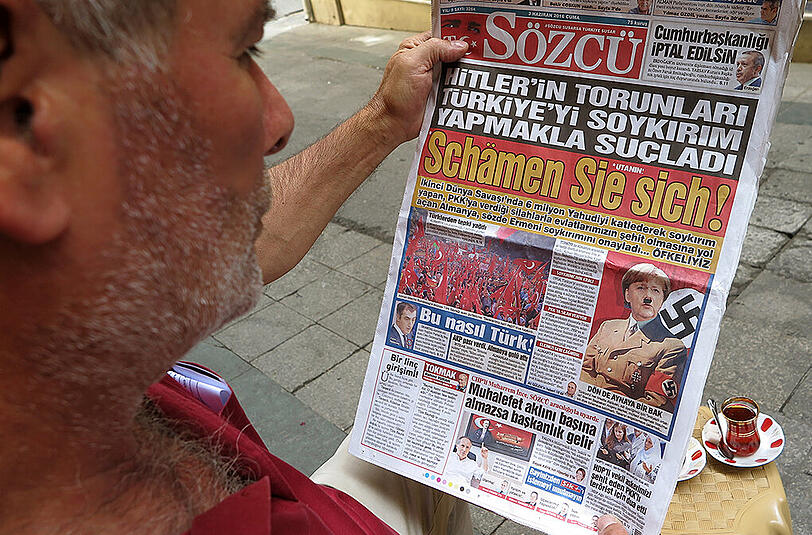 Merkel mit Hakenkreuz: Ein Mann betrachtet am Freitag in Istanbul die Titelseite der türkischen Tageszeitung "Sözcü".