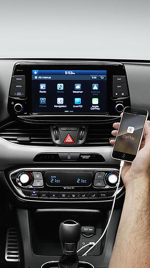 Aktuelle Konnektivität hat der neue i30 ebenfalls an Bord. Dazu lässt sich das Smartphone induktiv laden.