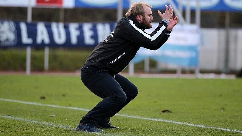 !Alternative! Dieser Rasen! Daniel Bierofka beim Auswärtsspiel des TSV 1860 beim TSV 1860 Rosenheim.