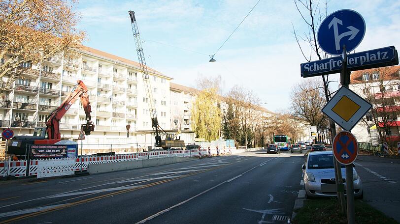 Die Unfall-Kreuzung am Tag danach: An der Chiemgaustraße Ecke Scharfreiterplatz ist am Mittwochabend eine junge Frau bei einem Unfall tödlich verletzt worden. Menschen haben vor Ort Blumen und Kerzen abgelegt.