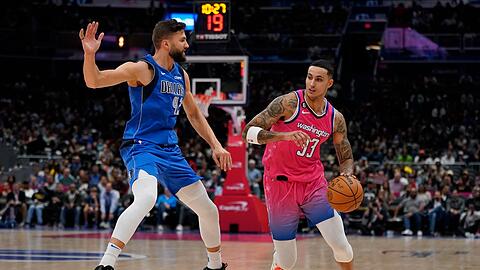 Kyle Kuzma (r), Stürmer der Washington Wizards, zieht an Maxi Kleber von den Dallas Mavericks vorbei.