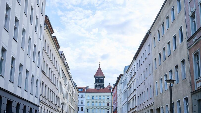 Der Trend hält an: Wohnungen, hier in Berlin, werden teurer. (Archivbild)