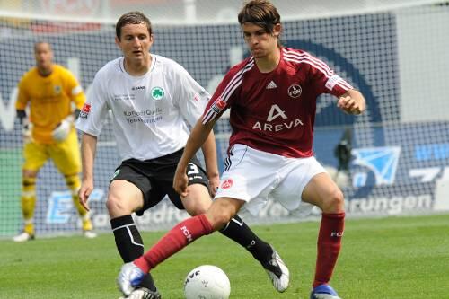 Dribbelt mindestens bis 2011 beim Club: Dario Vidosic (hier gegen Fürths Asen Karaslavov).