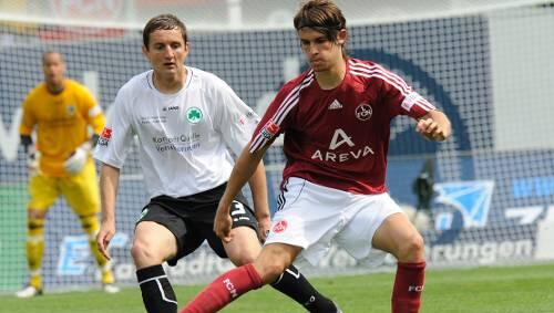 Dribbelt mindestens bis 2011 beim Club: Dario Vidosic (hier gegen Fürths Asen Karaslavov). Dribbelt mindestens bis 2011 beim Club: Dario Vidosic (hier gegen Fürths Asen Karaslavov).