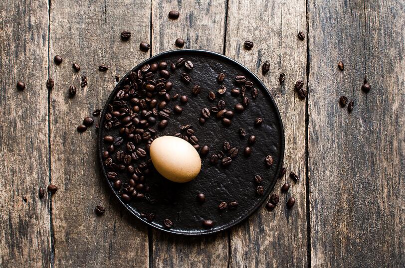 Die färbende Wirkung von Kaffee können Sie aber auch sinnvoll nutzen: Wie wäre es zum Beispiel, wenn Sie dieses Jahr Ihre Ostereier ausnahmsweise mal mit Kaffeesatz färben? Das ist natürlich und verleiht Ihrem Osternest einen besonderen Hingucker. Genauso gut funktioniert Kaffeesatz übrigens als Stofffarbe. Die färbende Wirkung von Kaffee können Sie aber auch sinnvoll nutzen: Wie wäre es zum Beispiel, wenn Sie dieses Jahr Ihre Ostereier ausnahmsweise mal mit Kaffeesatz färben? Das ist natürlich und verleiht Ihrem Osternest einen besonderen Hingucker. Genauso gut funktioniert Kaffeesatz übrigens als Stofffarbe.