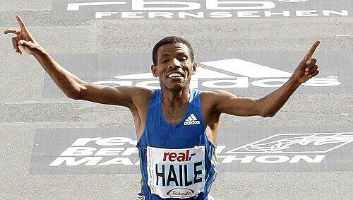 Der 36-jährige Äthiopier Gebrselassie hat seinen Weltrekord in Berlin nicht brechen können. Der 36-jährige Äthiopier Gebrselassie hat seinen Weltrekord in Berlin nicht brechen können.