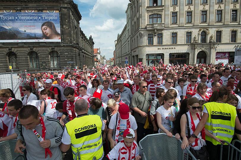 Endlich geht's los! Die EM wird in Warschau eröffnet. Hübsche Fans, skurrile Verkleidungen und die Eröffnungsfeierlichkeiten - hier gibt's die Bilder