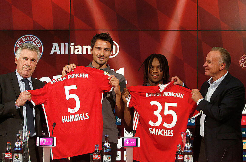 Carlo kommt nicht allein: zwei Neuzugänge holt der FC Bayern im Sommer. Schon im Mai macht der Rekordmeister die Verpflichtungen fix. Im Juli werden Rückkehrer Hummels und EM-Shooting-Star Sanches schließlich der Öffentlichkeit präsentiert.