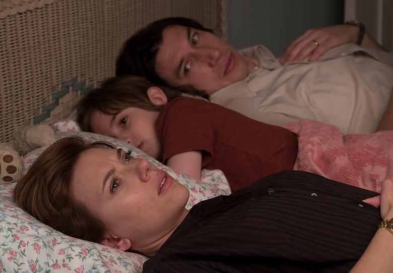 Kann man sich, wenn man sich doch mal so geliebt und bewundert hat, sanft trennen? Scarlett Johansson und Adam Driver mit ihrem 8-jährigen Filmsohn in &bdquo;Marriage Story&ldquo;.