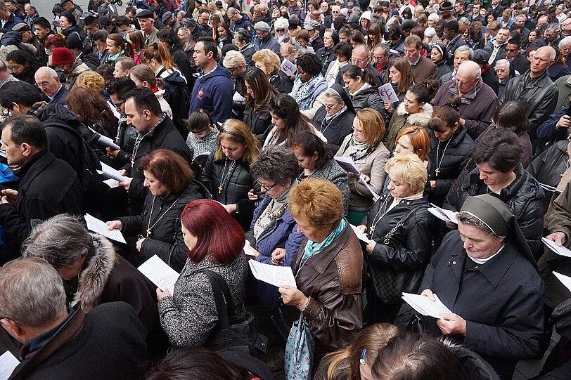 Rund 3000 Menschen kamen am Freitagvormittag zur Karfreitagsprozession in die Innenstadt.