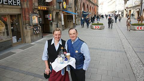 Ratskeller-Wirt Peter Wieser steht mit seiner Bedienung Marion Förster dort, wo er gerne eine kleine Freischankfläche für seine Gäste bekommen würde. Der zuständige Bezirksausschuss ist skeptisch.