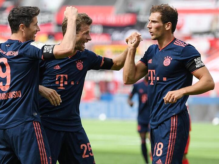 Leon Goretzka (r) bejubelt mit Robert Lewandowski und Thomas Müller ein Tor. Foto: Matthias Hangst/Getty Images Europe/Pool/dpa