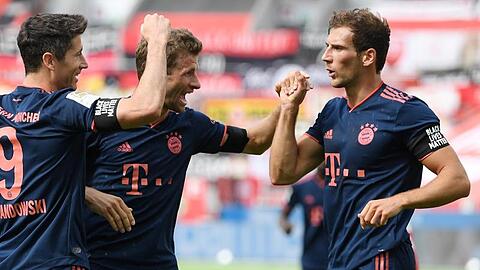 Leon Goretzka (r) bejubelt mit Robert Lewandowski und Thomas Müller ein Tor. Foto: Matthias Hangst/Getty Images Europe/Pool/dpa