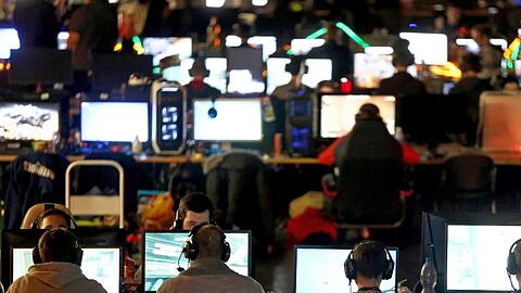 Computerspieler vor Bildschirmen. Foto: Jan Woitas/dpa-Zentralbild/dpa/Symbolbild