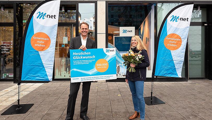 Wolfgang Wallauer, Bereichsleiter für Privatkunden und Wohnungswirtschaft gratuliert der glücklichen Gewinnerin! Wolfgang Wallauer, Bereichsleiter für Privatkunden und Wohnungswirtschaft gratuliert der glücklichen Gewinnerin!