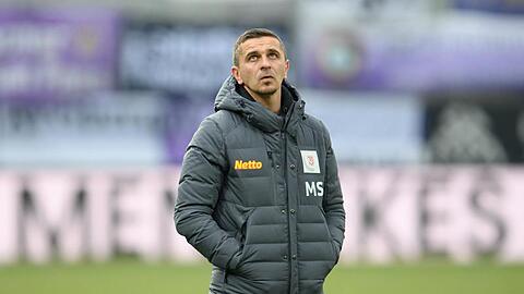 Regensburgs Trainer Mersad Selimbegovic steht vor Beginn des Spiels auf dem Platz.