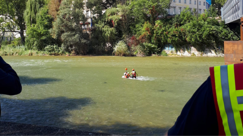 Die Feuerwehr konnte den Mann aus der Isar retten.