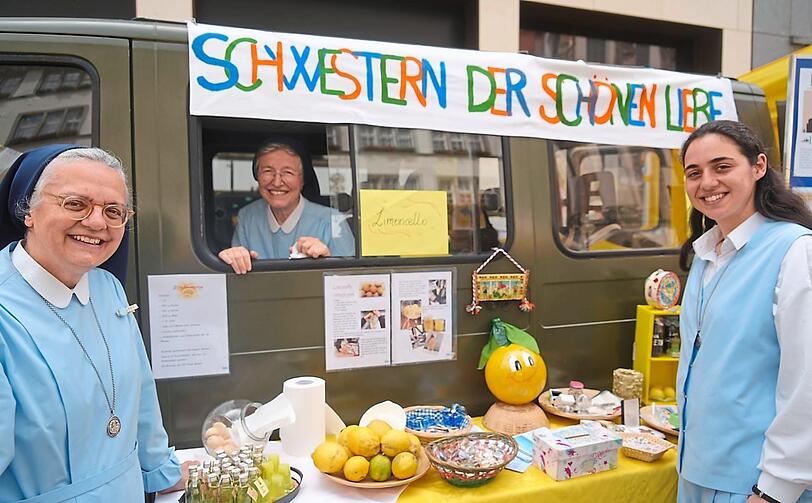 Die Schwestern Emma, Antonella und Desiree kommen aus Sizilien zum Stadtgeburtstag.