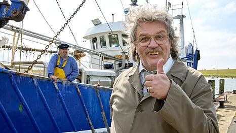 In "Horst Schl&auml;mmer sucht das Gl&uuml;ck" reist Hape Kerkeling als Horst Schl&auml;mmer durch die Republik.