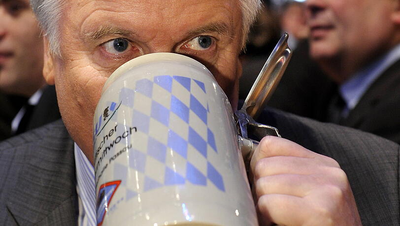 Seehofer hatte auf der Aschermittwochs-Kundgebung der CSU in Passau
angekündigt, in der Verfassung werde künftig festgeschrieben, dass
es von Migranten ein Bekenntnis zu den grundlegenden Werten der
Gesellschaft geben und die deutsche Sprache gelernt werden müsse. Seehofer hatte auf der Aschermittwochs-Kundgebung der CSU in Passau
angekündigt, in der Verfassung werde künftig festgeschrieben, dass
es von Migranten ein Bekenntnis zu den grundlegenden Werten der
Gesellschaft geben und die deutsche Sprache gelernt werden müsse.