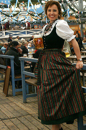 Bayerns CSU-Generalsekretärin Christine Haderthauer kann schon aus repräsentativen Gründen nicht aufs Dirndl verzichten. Dieses Dirndl hat sie allerdings vermutlich im Kleiderschrank ihrer Oma gefunden...
