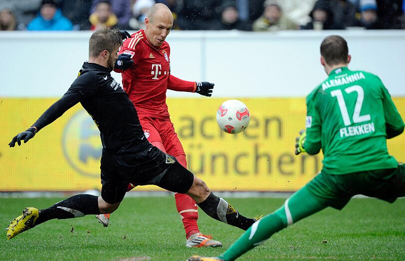 Traf doppelt beim Sonntagstest, hier allerdings vergibt Bayerns Arjen Robben gegen Aachens Sascha Herröder (l.) und Mark Flekken.