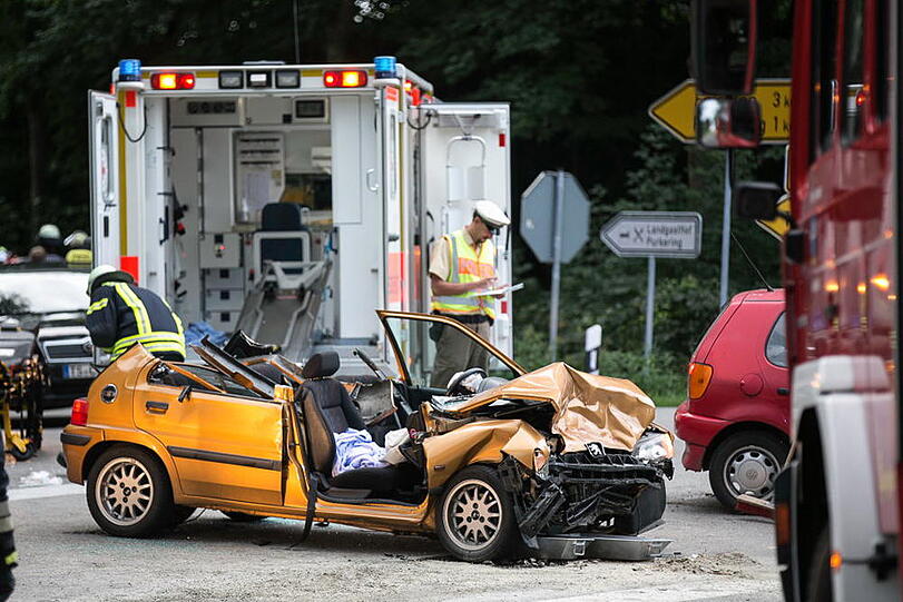 Schwerer Unfall an einer Kreuzung bei Trostberg. Die Bilder vom Feuerwehreinsatz.