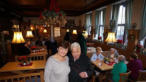 Burgi und Rudi Plabst, der das Lokal von seiner Mutter übergeben bekommen hat, in ihrem Braunauer Hof. Am Jahresende ist vorerst Schluss mit dem Traditionslokal.