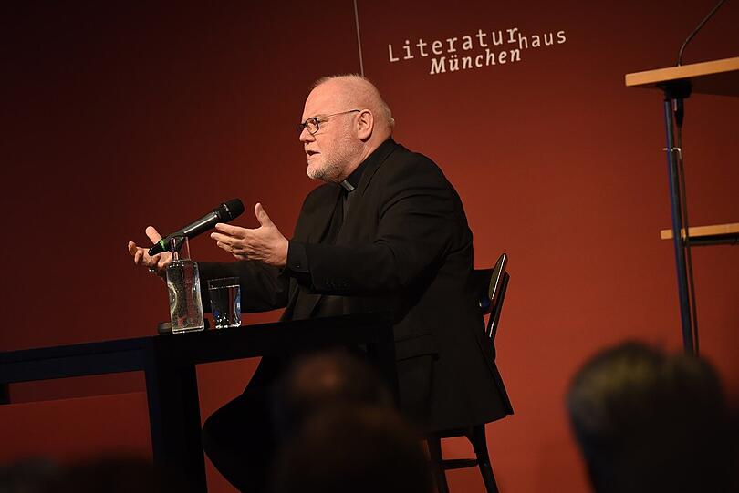 Kardinal Reinhard Marx spricht mit Thomas Gottschalk (li.) im Münchner Literaturhaus über das &bdquo;Der Name Gottes ist Barmherzigkeit&ldquo;, das neue Buch von Papst Franziskus.