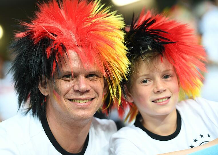 Die deutschen Fans feiern die Mannschaft in Lille. Hier gibt's die besten Bilder.