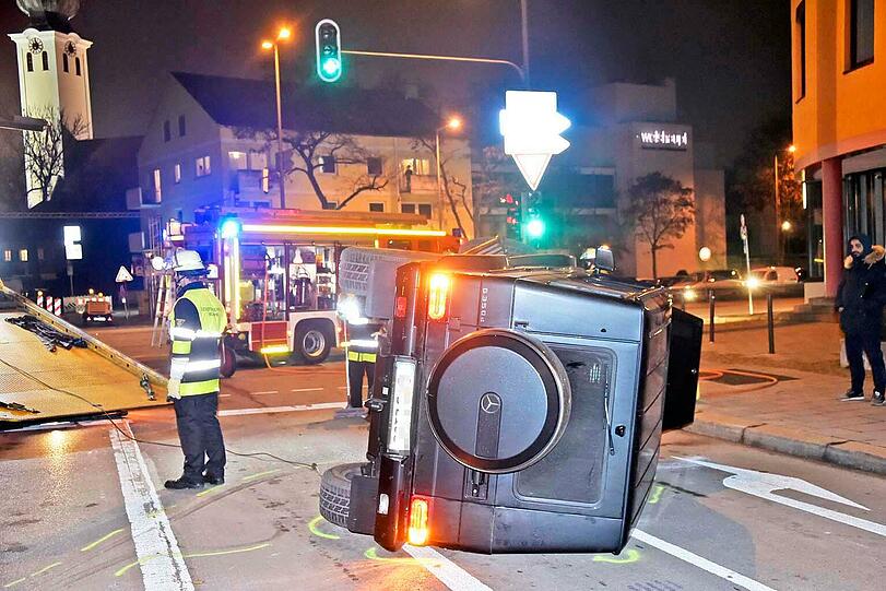 Der Zusammenprall war so heftig, dass der Geländewagen umstürzte.