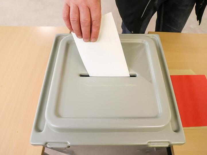Eine Person wirft einen Stimmzettel in eine Wahlurne. Foto: Jan Woitas/dpa-Zentralbild/dpa/Archivbild