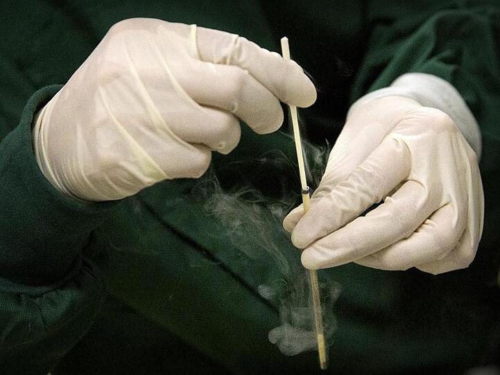 Der chinesische Wissenschaftler He Jiankui behauptet, er habe geholfen, die ersten genetisch veränderten Babys der Welt zu zeugen: Zwillingsmädchen, deren DNA er seiner Meinung nach verändert hat.