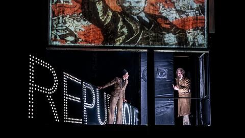 Saint-Just (Carolin Conrad, links) und sein enger Freund und Despot Robespierre (Lukas Rüppel) im Wohlfahrtsausschuss.