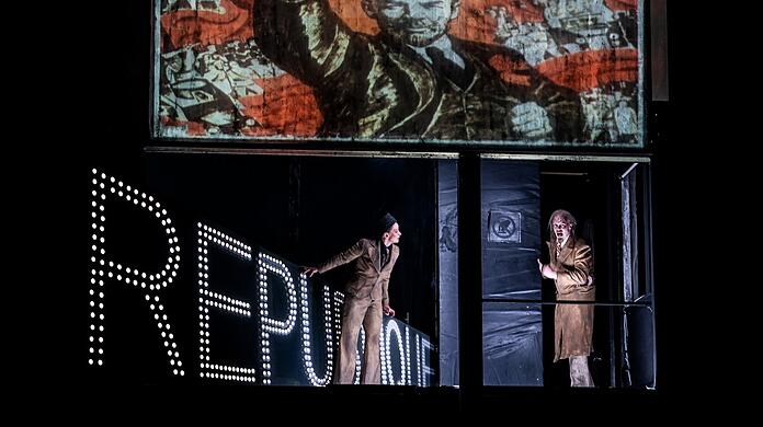 Saint-Just (Carolin Conrad, links) und sein enger Freund und Despot Robespierre (Lukas Rüppel) im Wohlfahrtsausschuss.