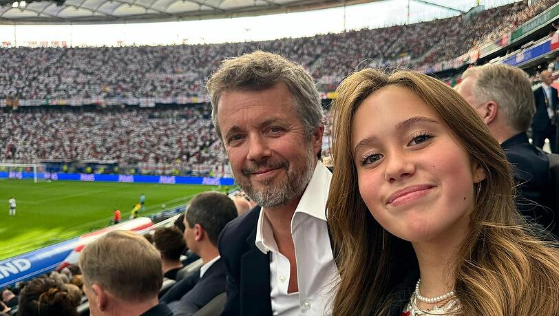 Royales Selfie: Die 13-jährige Josephine knipst dieses Foto beim EM-Besuch in Deutschland Royales Selfie: Die 13-jährige Josephine knipst dieses Foto beim EM-Besuch in Deutschland