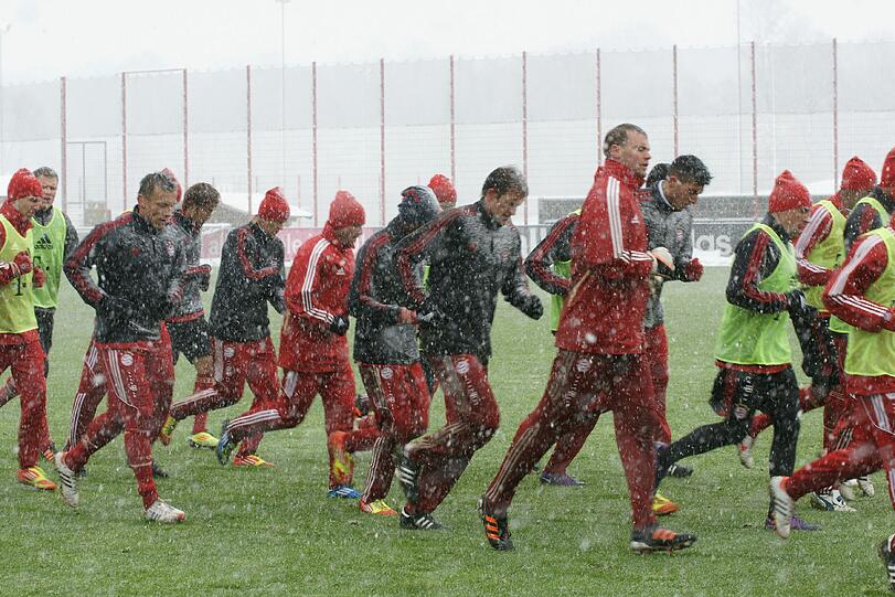 Am Dienstag hatten die Bayern an der Säbener Straße mit den widrigen Schneeverhältnissen zu kämpfen. Das Nachmittagstraining sagte Coach Jupp Heynckes aufgrund des Platzzustandes kurzfristig ab. Bastian Schweinsteiger hatte den Rasen mit erneut auftretenden Knieproblemen bereits zuvor verlassen müssen - die Bilder von der Säbener.