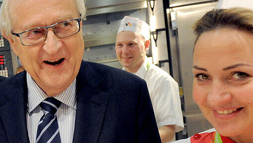Rainer Brüderle probiert in der Schaubäckerei im Erlebnis-Bauernhof der Grünen Woche in Berlin eine Käsestange. Im Netz tobt eine Sexismus-Debatte um den FDP-Fraktionschef Rainer Brüderle probiert in der Schaubäckerei im Erlebnis-Bauernhof der Grünen Woche in Berlin eine Käsestange. Im Netz tobt eine Sexismus-Debatte um den FDP-Fraktionschef