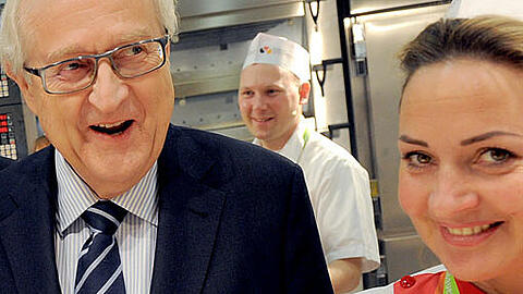Rainer Brüderle probiert in der Schaubäckerei im Erlebnis-Bauernhof der Grünen Woche in Berlin eine Käsestange. Im Netz tobt eine Sexismus-Debatte um den FDP-Fraktionschef