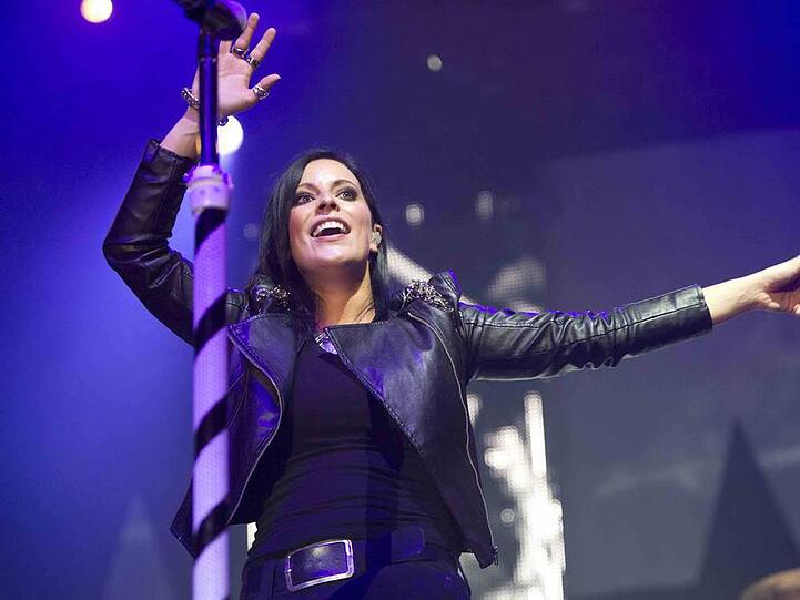 Stefanie Kloß

Stefanie Wer? Ah, die Silbermond-Steffi. Die deutsche Sängerin wird neue Jurorin bei "The Voice of Germany" und tritt das Erbe von Nena an. Künftig wird die 29-Jährige gemeinsam mit Rea Garvey, Samu Haber, Michi Beck und Smudo das Gesangstalent unbekannter Künstler beurteilen. "Mit ihr ist unser musikalisches Coach-Gesamtkunstwerk fertig komponiert", kommentierte das ProSiebenSat.1-Geschäftsführer Wolfgang Link in aller Bescheidenheit. Es fühle sich gut an, "den nächsten Schritt zu gehen", sie wolle "das Coaching-Team bestmöglich verstärken", sagte die Silbermond-Frontfrau im besten Fußballer-Duktus. Glück für sie, dass Boris Büchler mit seinem ZDF-Mikro gerade nicht zur Stelle war.