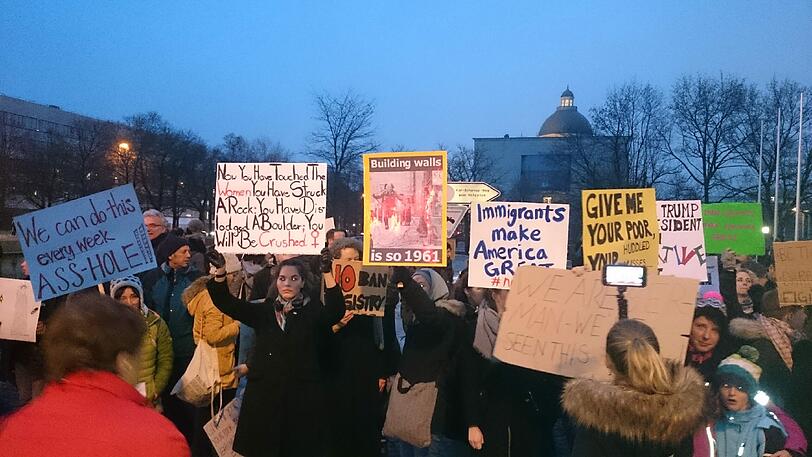 Vor dem US-Konsulat in München demonstrierten am 1. Februar 2017 hunderte Menschen gegen den amerikanischen Präsidenten Donald Trump und sein Einreiseverbot.