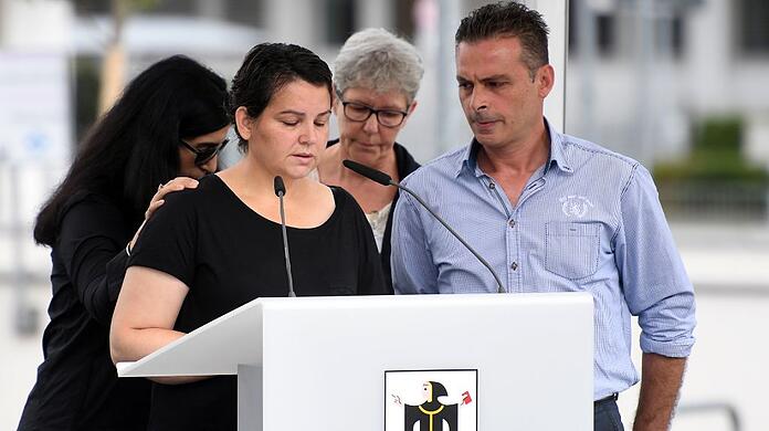 Sibel Leyla, die Mutter von Can (14), mit ihrem Ehemann Hasan am Jahrestag des Massenmords am OEZ. (Archiv)
